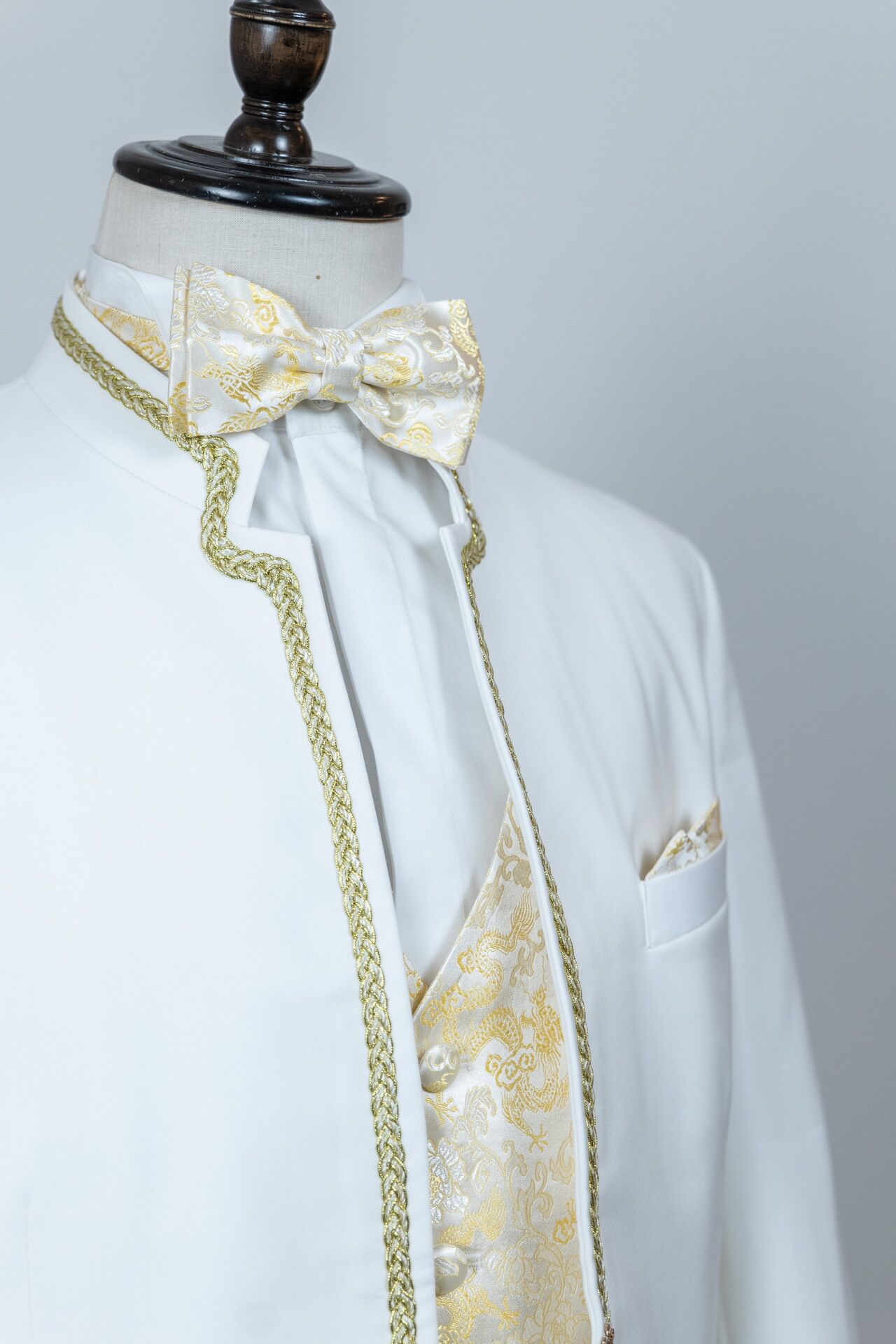 Costume blanc et doré 3 pièces